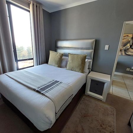 Zwelakho Furnished Apartments The Cube Йоханнесбург Экстерьер фото