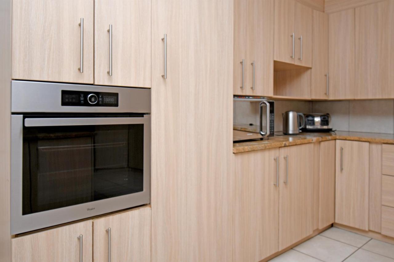 Zwelakho Furnished Apartments The Cube Йоханнесбург Экстерьер фото